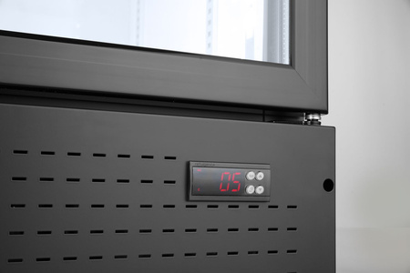 Lodówka barowa z podświetlanym panelem Arktic – 512 l, czarna HENDI 233795