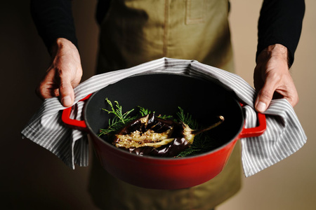 Garnek żeliwny emaliowany, HENDI, 4L, czerwony, 363x222x(H)110mm  | 626849