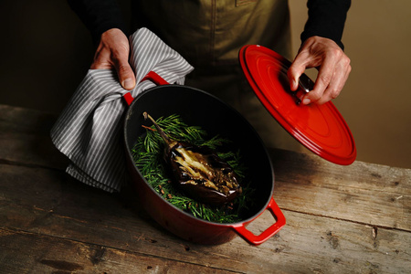 Garnek żeliwny emaliowany, HENDI, 4L, czerwony, 363x222x(H)110mm  | 626849