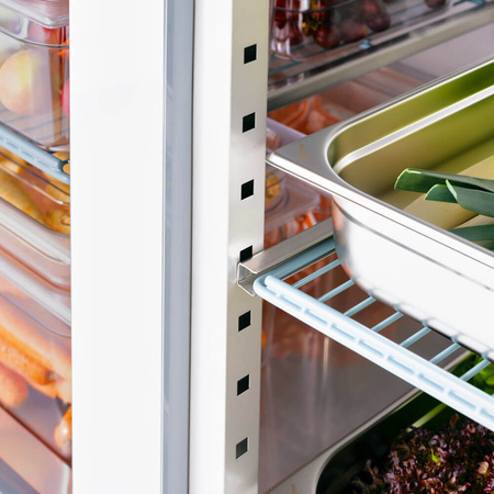 Szafa chłodnicza 2 drzwiowa ze stali nierdzewnej na nóżkach, GN 2/1, V 1300 l STALGAST 830132